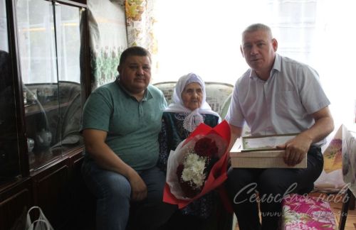 Яңа Ибрай авылыннан Миннегөл Гыйззәтуллинаны 90 нчы туган көне белән котладылар