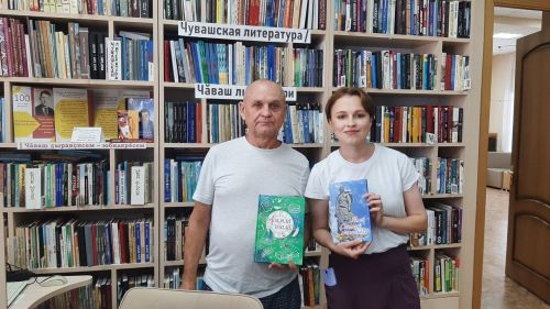 Аксубаевской библиотеке чувашский писатель  подарил свои книги