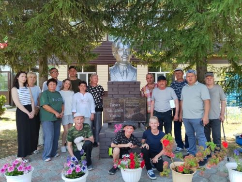 В Новом Узеево увековечили память писателя Газиза Кашапова