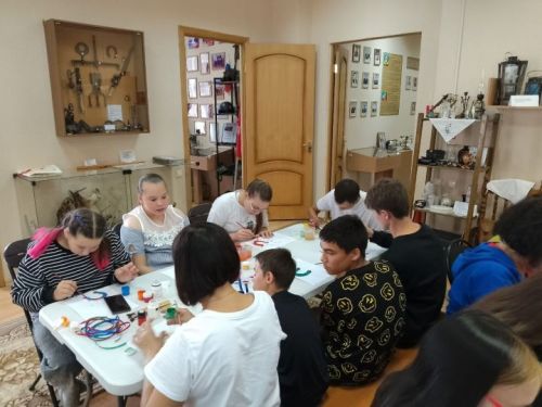 Аксубай музеенда тәрбиягә алган гаиләләр балалары йорт өчен бәхет дагасы ясадылар