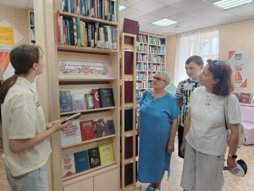 В Аксубаевской библиотеке открылась книжная выставка «К истокам народной культуры»