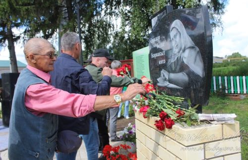 В Аксубаевском районе открыли памятник погибшим в Афганской, Чеченской и локальных войнах и их матерям