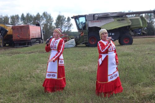 Аксубаевских комбайнеров  чествовали в поле