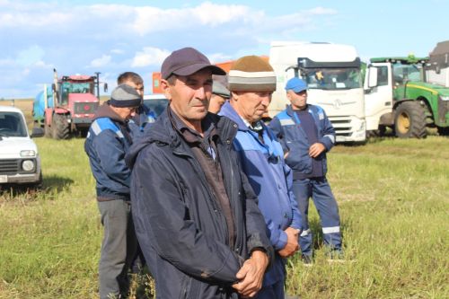 Аксубаевских комбайнеров  чествовали в поле