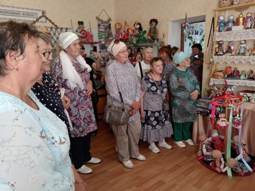 В Трудолюбовском доме культуры получатели социальных услуг познакомились с древними традициями