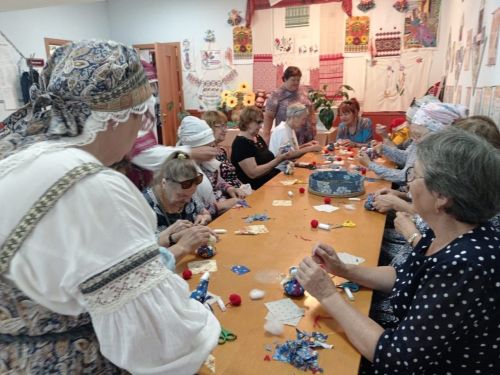 В Трудолюбовском доме культуры получатели социальных услуг познакомились с древними традициями