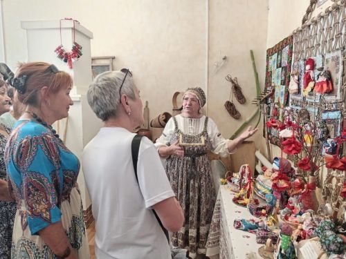 В Трудолюбовском доме культуры получатели социальных услуг познакомились с древними традициями