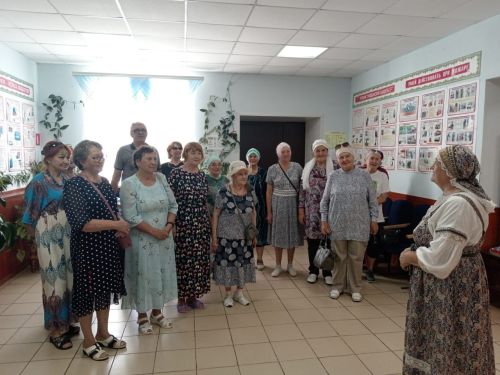 В Трудолюбовском доме культуры получатели социальных услуг познакомились с древними традициями
