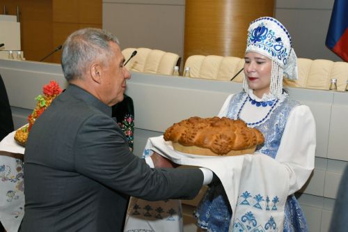 Аксубай игенчеләреннән беренче каравайны Татарстан Рәисенә тәкъдим иттеләр