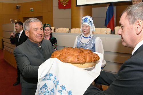 Аксубай игенчеләреннән беренче каравайны Татарстан Рәисенә тәкъдим иттеләр