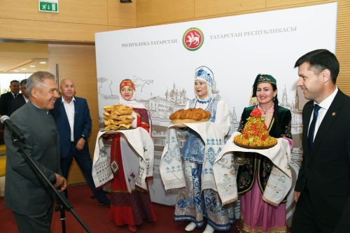 Аксубай игенчеләреннән беренче каравайны Татарстан Рәисенә тәкъдим иттеләр