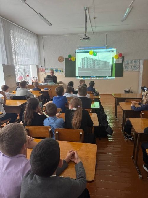 Аксубайның 3нче мәктәбендә түбән сыйныфларда мәгариф ветераны Александр Евграфов белән очрашу узды
