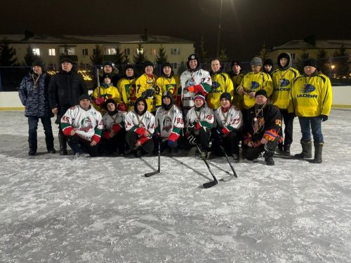 В Аксубаеве хоккей в валенках зажег центральный каток