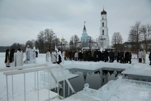 Опасное погружение: врач рассказала, почему нельзя нырять в прорубь с головой