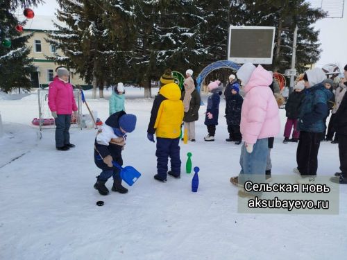 У центральной елки в Аксубаеве проходят зимние игротеки для детей