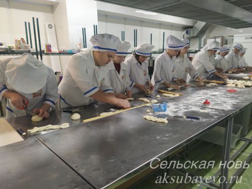 Аксубай техникумы студентлары мәктәп укучыларын кулинария сәнгатенә өйрәттеләр