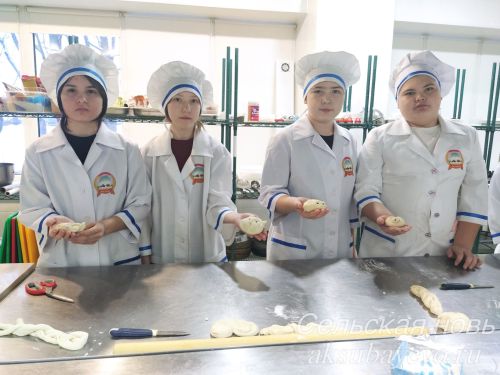 Аксубай техникумы студентлары мәктәп укучыларын кулинария сәнгатенә өйрәттеләр