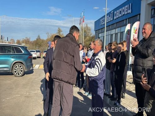 На аксубаевском льду играли представители высшего класса татарстанского хоккея