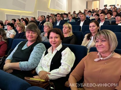 Һөнәргә мәхәббәт белән: Аксубайда укытучыларны һәм тәрбиячеләрне котладылар