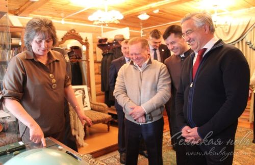 Официальные гости Аксубаевского района почтили память Хасана Туфана в его Доме-музее