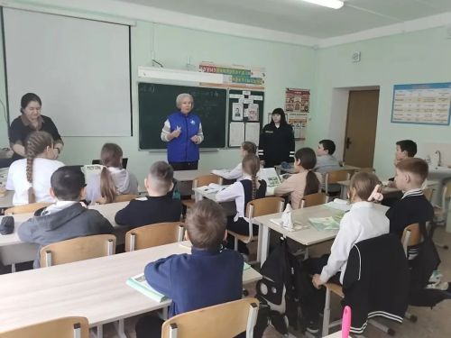 Яктырып тору — юлда күбрәк игътибар җәлеп итү дигән сүз