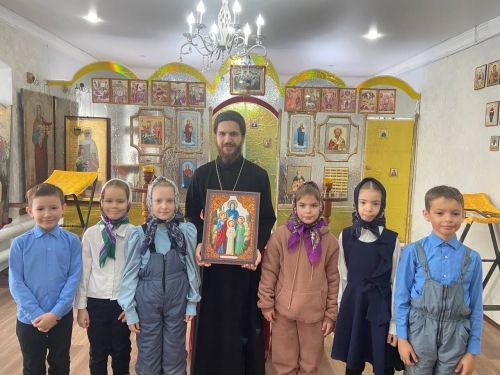 Ученики Кривоозерской школы подарили икону храму