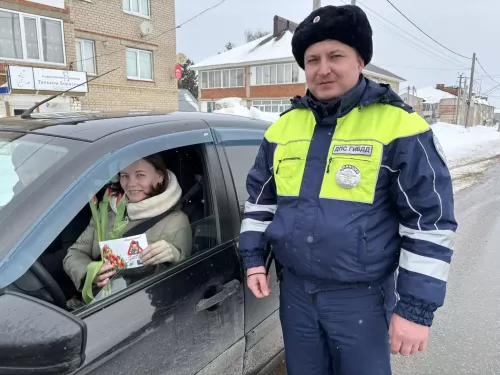 Госавтоинспекция Аксубаевского района поздравила автоледи с Женским днем