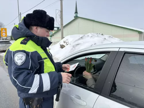 Госавтоинспекция Аксубаевского района поздравила автоледи с Женским днем