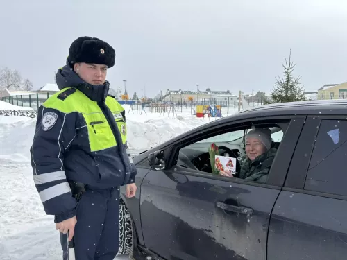 Госавтоинспекция Аксубаевского района поздравила автоледи с Женским днем