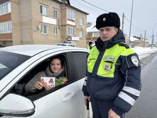 Госавтоинспекция Аксубаевского района поздравила автоледи с Женским днем