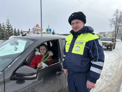 Госавтоинспекция Аксубаевского района поздравила автоледи с Женским днем