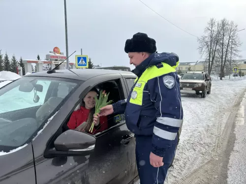 Госавтоинспекция Аксубаевского района поздравила автоледи с Женским днем