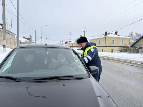 Госавтоинспекция Аксубаевского района поздравила автоледи с Женским днем