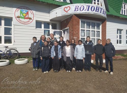 Аксубаевские школьники учились у волонтеров изготовлению окопных свечей и плетению масксети