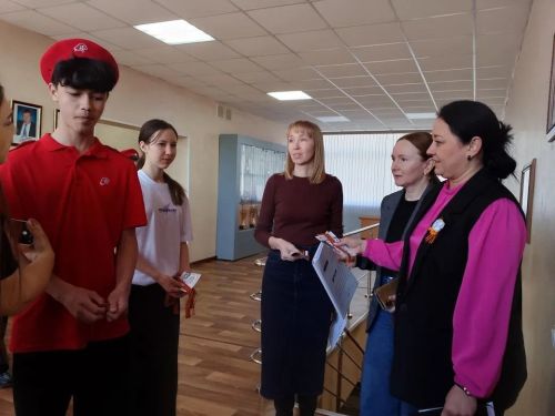 В Аксубаеве юнармейцы и «Первые» поздравили районных руководителей георгиевскими ленточками