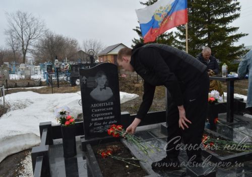 Боец с передовой почтил память друга из Аксубаевского района