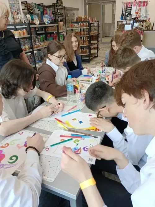 Казанские школьники знакомятся с ремеслами в обновленном ЦУМе
