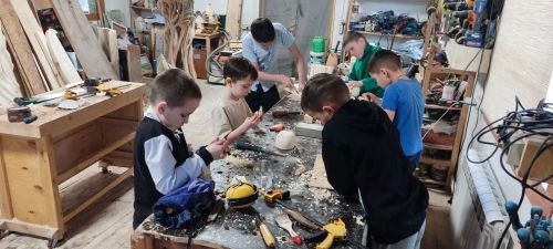 Аксубаевские школьники учатся создавать фигуры из дерева