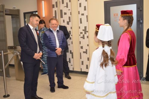 Айдар Метшин посадил ель в Аксубаеве и встретился с активом района