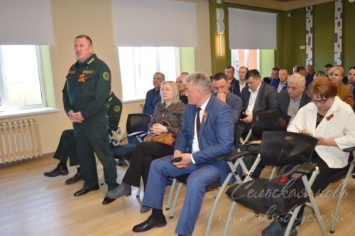 Айдар Метшин посадил ель в Аксубаеве и встретился с активом района