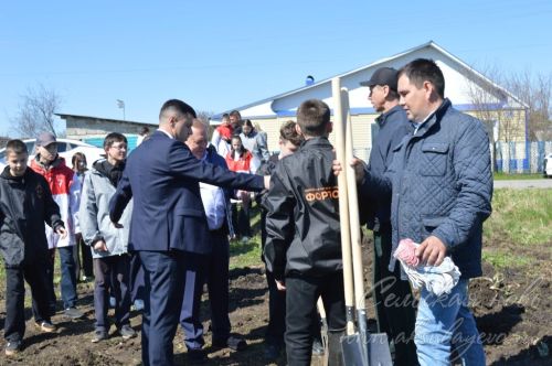 Айдар Метшин посадил ель в Аксубаеве и встретился с активом района
