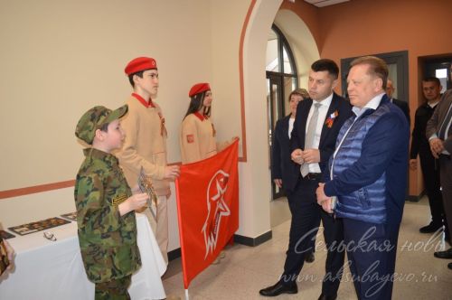 Айдар Метшин посадил ель в Аксубаеве и встретился с активом района