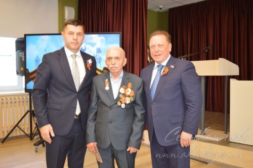 Айдар Метшин посадил ель в Аксубаеве и встретился с активом района