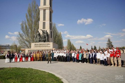 Казани в парке Победы сняли клип на песню «Солдатлар» в рамках акции «Песни наших отцов»