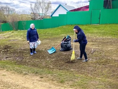 Социальные работники КЦСОН «Нежность» провели весеннюю уборку у одиноких пенсионеров в рамках акции «Весенняя неделя добра»