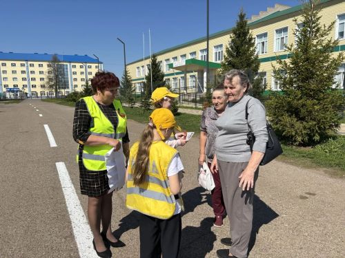 В Аксубаеве Госавтоинспекторы и ЮИДовцы раздавали пешеходам георгиевские ленты