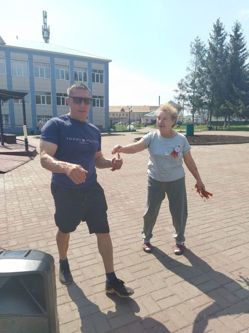 Аксубай үзәгендә волонтерлар георгий тасмалары өләштеләр