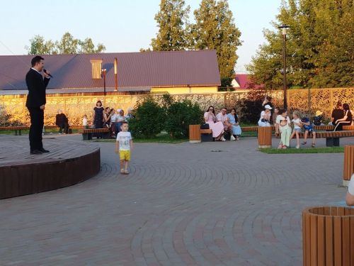 Аксубаевцев порадовали песнями профессиональные вокалисты