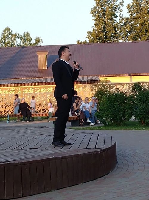 Профессиональ башкаручылар Аксубайлыларны җырлары белән сөендерделәр