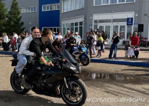Мотоциклисты из трех городов устроили праздник для детей в Аксубаевском районе